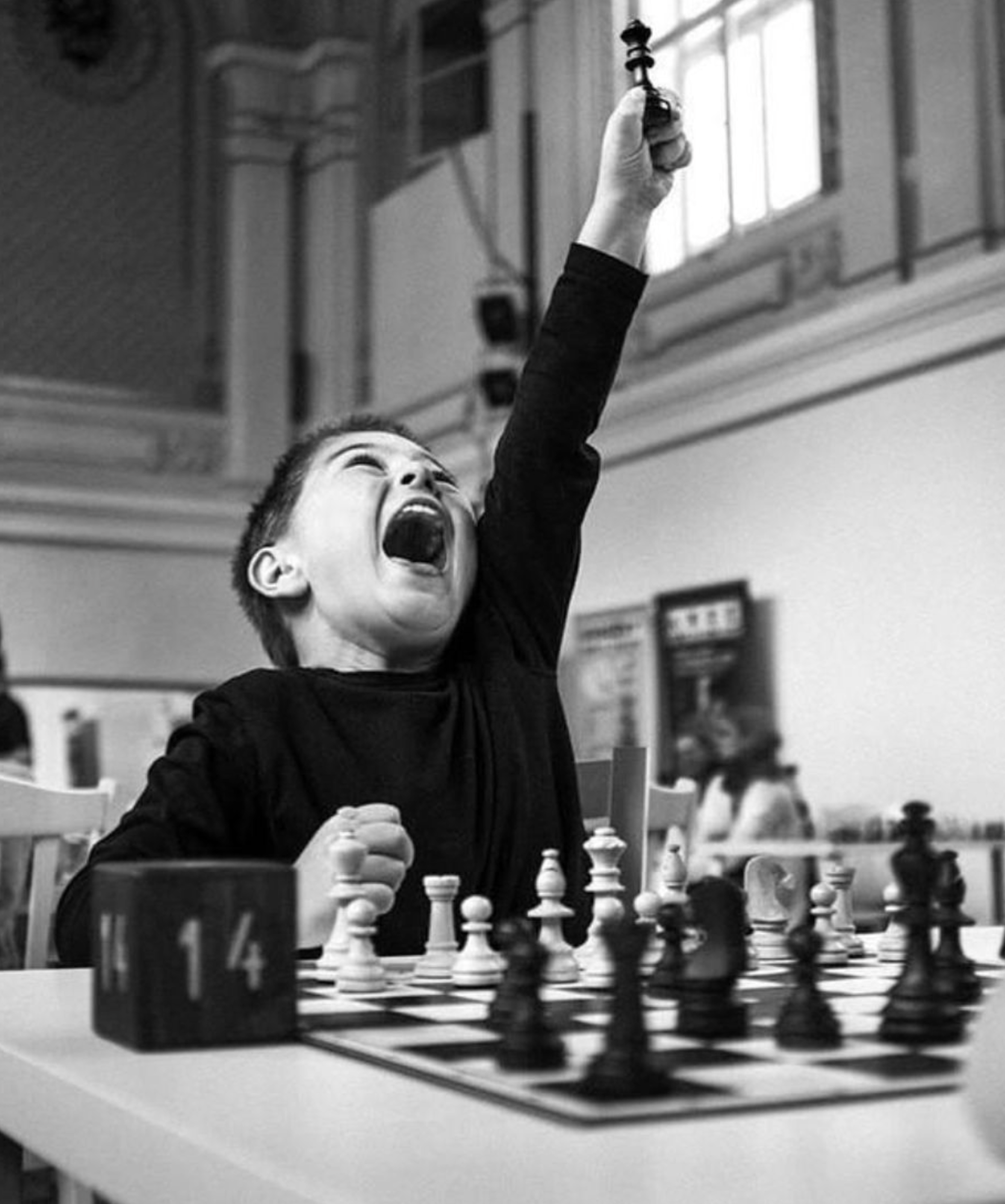 Niño celebrando una jugada de ajedrez