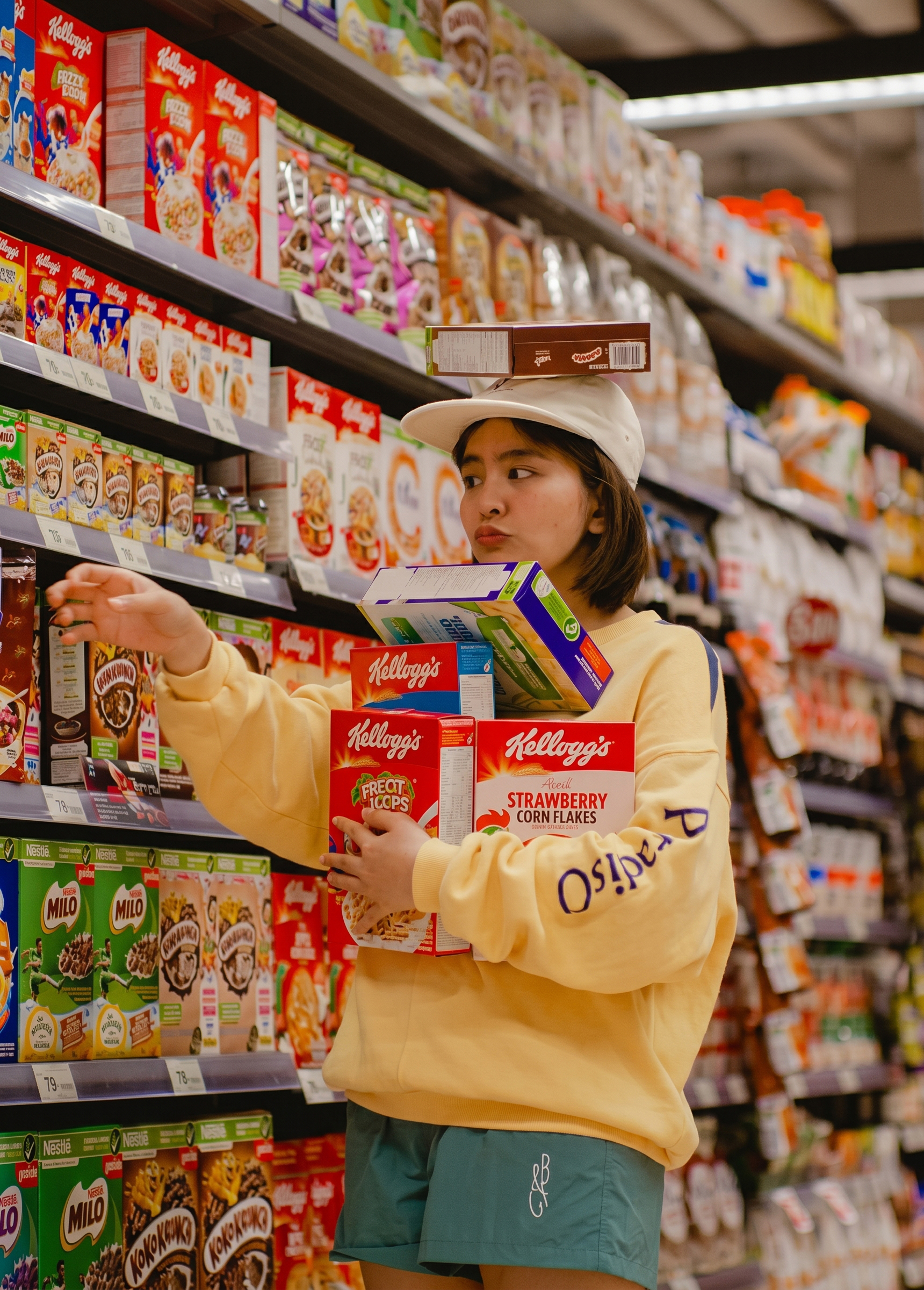 Persona eligiendo productos en una góndola